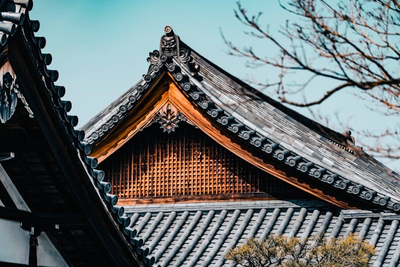 江戸時代の木版刷りの名刺や和紙、筆などの伝統的な品々