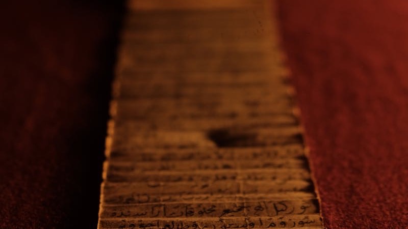 宋代の巻物や文書が並ぶ書斎の風景