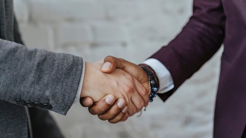 名刺を丁寧に受け取る様子